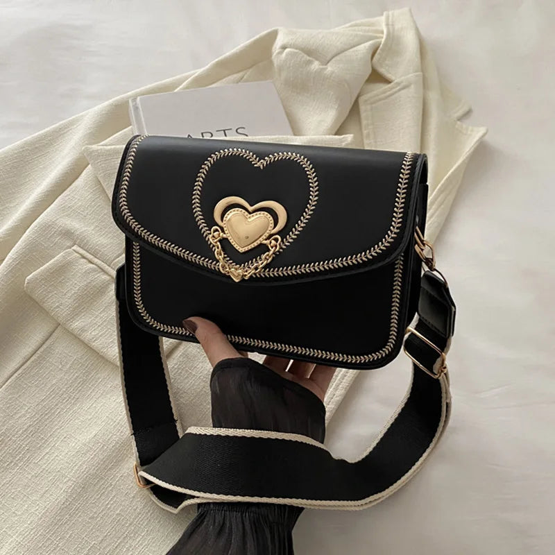 Bolso con solapa de corazón