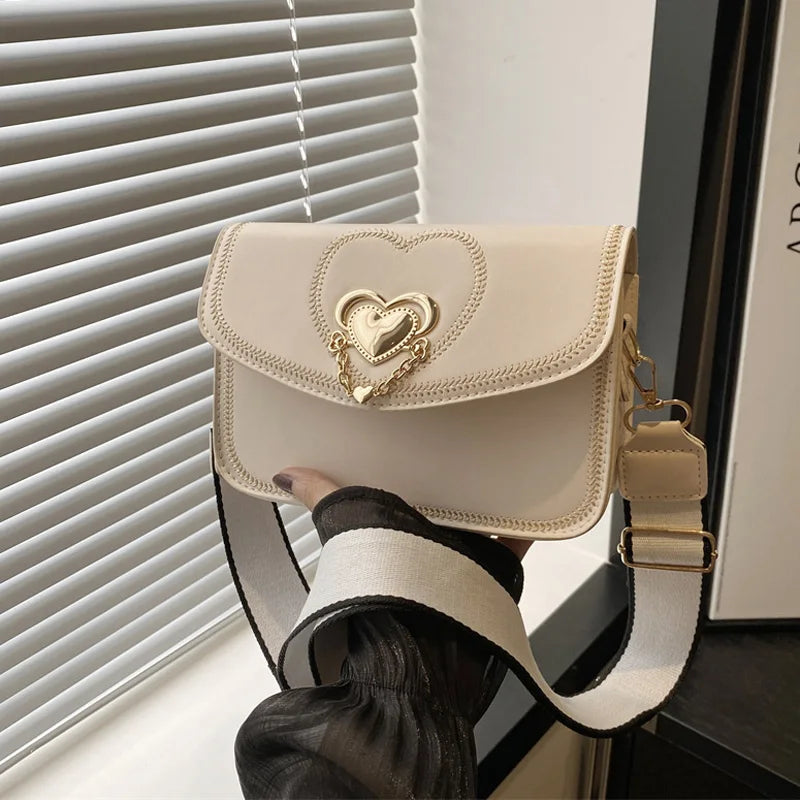 Bolso con solapa de corazón