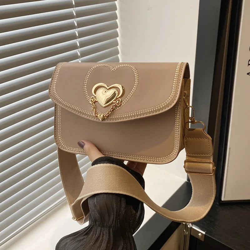 Bolso con solapa de corazón